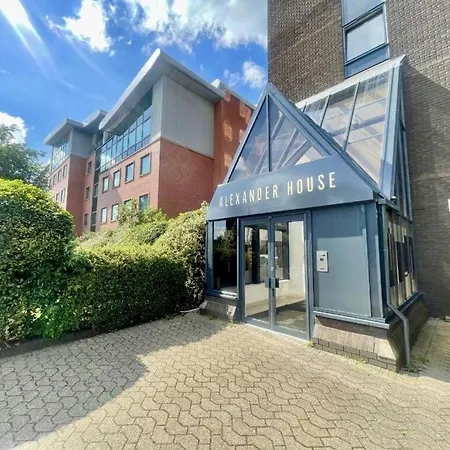 Modern 2-bed, 2-bath Near Old Trafford, Free Parking, Ideal For Contractors And Long *