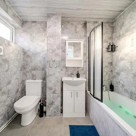 דירה Stylish Urban Escape With Free Parking In *