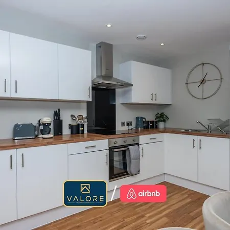 Luxury Waterfront 2br - Free Gym Access & Parking