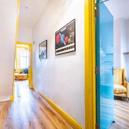 Vibrant 3 Bedroom Art Duplex Spacious & Unique