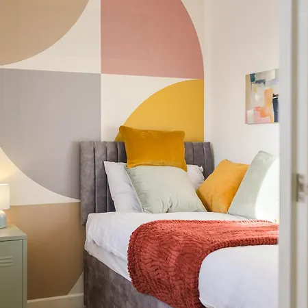 Stylish 3br - Sleeps 7 - 15 Min To Centre, Parking Garden & Fast Wi-fi Apartament