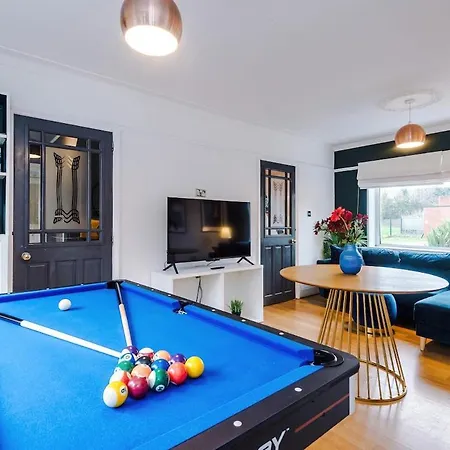 Stylish Home, Sleeps 7, Pool Table, Free Parking, Free Wi-fi, Full Kitchen, Perfect For Groups *