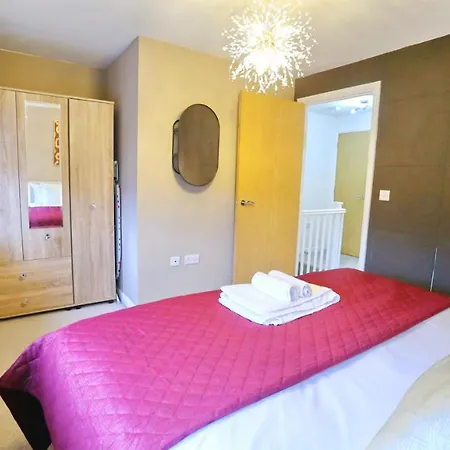 Modern Two-bedroom House Close To Centre Apartamento