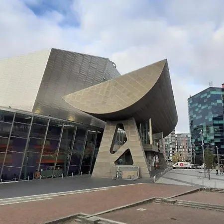 Six Bedroom Group Near Mediacityuk With Garden And Lockbox Check In Гостевой дом Манчестер