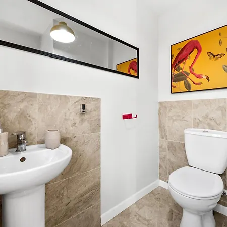 Stylish 3br - Sleeps 7 - 15 Min To Centre, Parking Garden & Fast Wi-fi Manchester