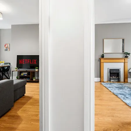 Comfortable 4 Bed - Free Parking & Fast Wifi *