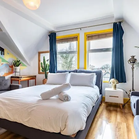 Vibrant 3 Bedroom Art Duplex Spacious & Unique