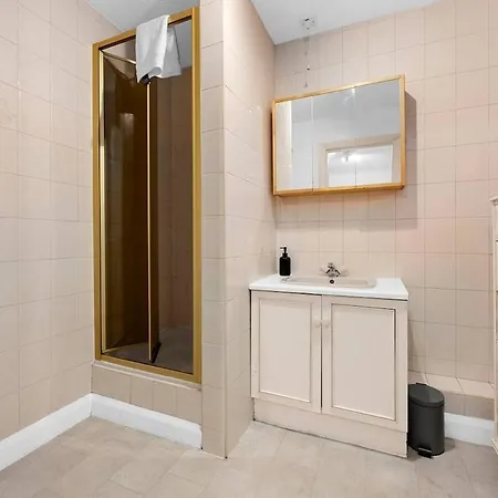 Modern 2 Bed Apartment, Salford Quays, Parking *