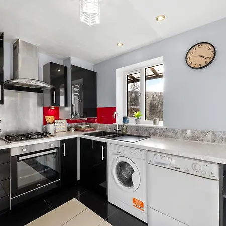 Spacious 3 Bed - Parking, Wi-fi & Garden מנצ'סטר