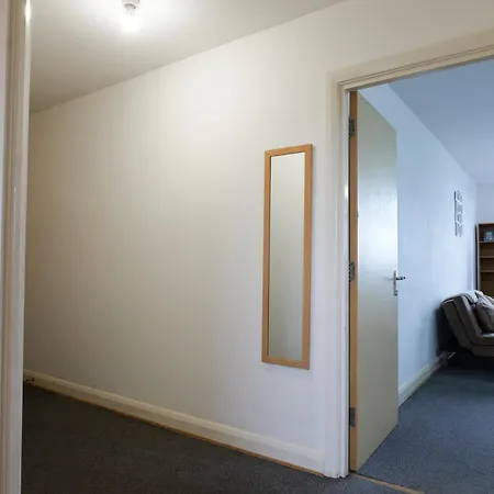 Center Base Spacious With Secure Parking مانشستر
