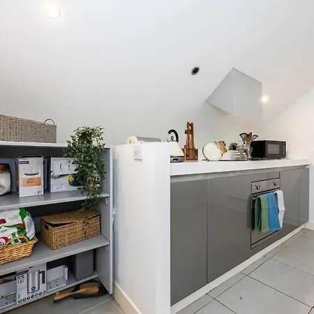 Stylish & Modern 3br - Garden, Parking & Ps5