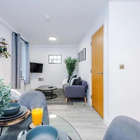 Central, 2 Bedroom, Penthouse Duplex דירה