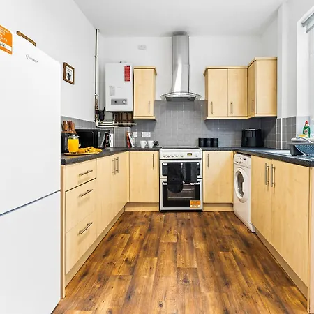 Comfortable 4 Bed - Free Parking & Fast Wifi *