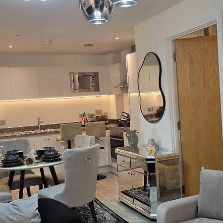 Mega12 Luxury Modern At Centre,2 Bath, 2 Toilets, 2 King Beds,-free Car Park *