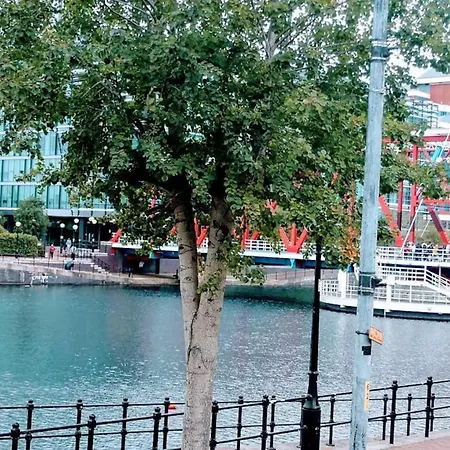 Гостевой дом Six Bedroom Group Near Mediacityuk With Garden And Lockbox Check In 3*