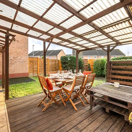 דירה Spacious 3 Bed - Parking, Wi-fi & Garden מנצ'סטר