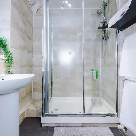 Apartamento Stylish Home, Sleeps 7, Pool Table, Free Parking, Free Wi-fi, Full Kitchen, Perfect For Groups *