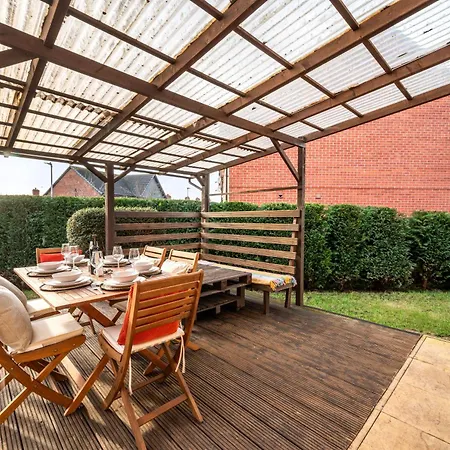 Spacious 3 Bed - Parking, Wi-fi & Garden דירה