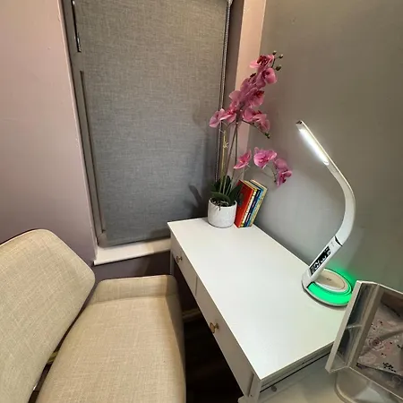 アパート Air Conditioned Luxury 2-bed Apartment,office With Built-in Tv King Bed, Private Entrance And Free Parking マンチェスター