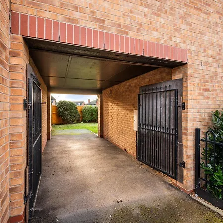 Spacious 3 Bed - Parking, Wi-fi & Garden