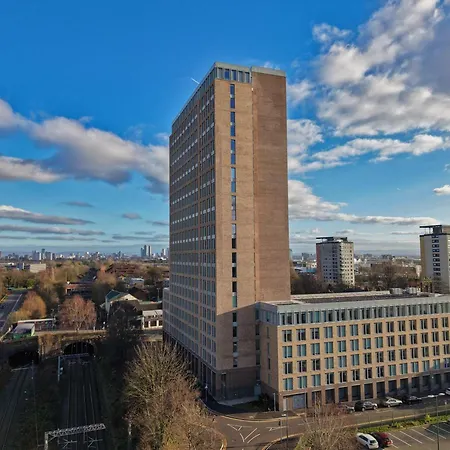 Apartment & Town Centre View - Free Parking - 1 Minute To Transport Links - Sleeps 5