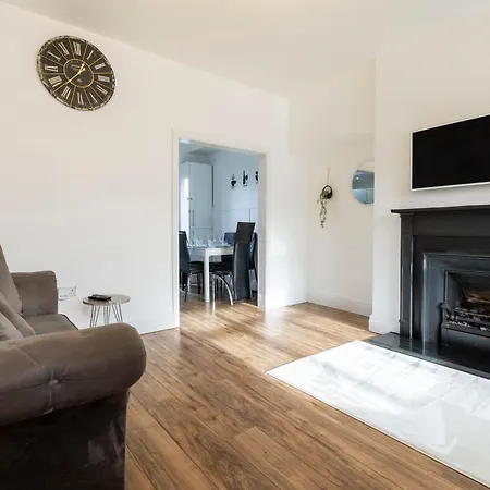 Free Parking, Large House For Contractors & Families, Sleeps 6, 15mins To Centre Lägenhet