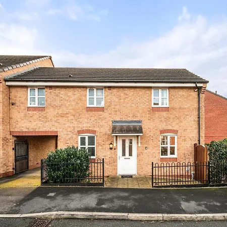 Spacious 3 Bed - Parking, Wi-fi & Garden