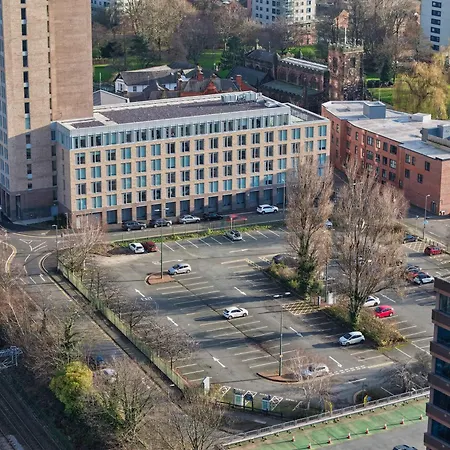& Town Centre View - Free Parking - 1 Minute To Transport Links - Sleeps 5 Apartment *
