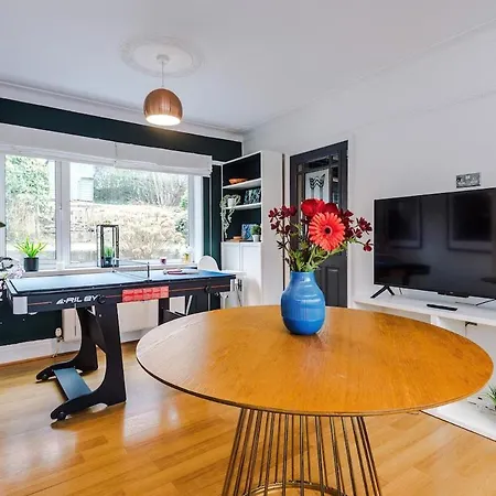 Stylish Home, Sleeps 7, Pool Table, Free Parking, Free Wi-fi, Full Kitchen, Perfect For Groups