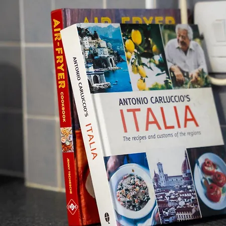 Comfortable 4 Bed - Free Parking & Fast Wifi *