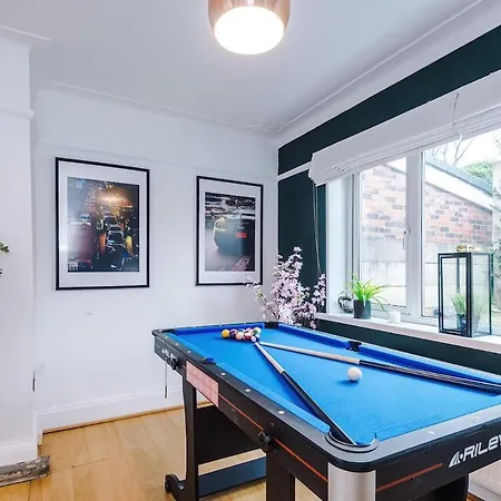 Apartamento Stylish Home, Sleeps 7, Pool Table, Free Parking, Free Wi-fi, Full Kitchen, Perfect For Groups