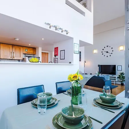 Modern 2br Flat For 4 Full Kitchen Appartamento