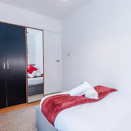 Apartamento Stylish Home, Sleeps 7, Pool Table, Free Parking, Free Wi-fi, Full Kitchen, Perfect For Groups *
