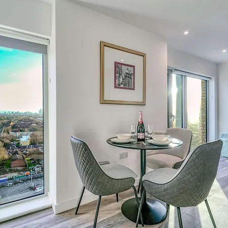The Trafford Centre - View - Close To Airport - Sleeps 6 *