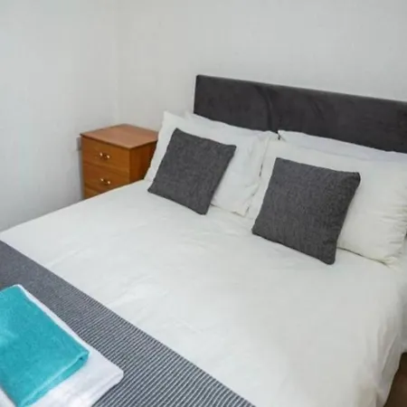 Family-friendly Two-bedroom Near Stadium דירה מנצ'סטר