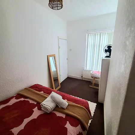 Business Friendly 2br House Sleeps 5, Wi-fi, Workspace & Free Parking * Manchester