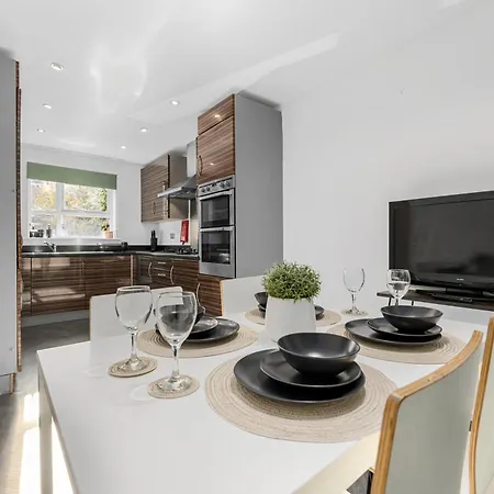 Дом отдыха Luxury 4 Bed Home, Garden, Parking, 3 Baths *