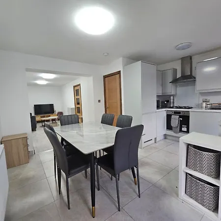 Near Old Trafford Modern 4br House For 7 Guests Hébergement de vacances