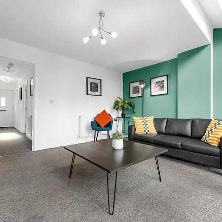 Luxury 4 Bed Home, Garden, Parking, 3 Baths *