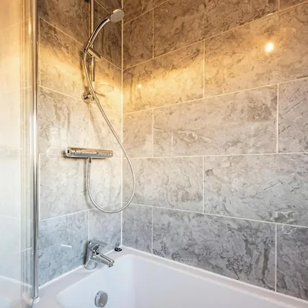 Vakantiehuis Spacious 4-bedroom In Moston, *
