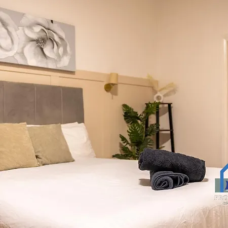 Nyaraló Modern Townhouse-free Parking-game Room-w-ifi