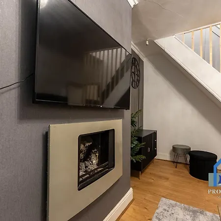 Modern Townhouse-free Parking-game Room-w-ifi 맨체스터