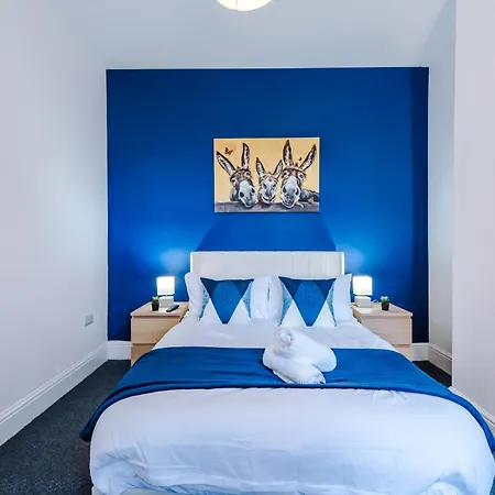 Ferienhaus New Large 4 Bedroom House, Sleeps 9, Games Room, Free Parking, Ps4 *