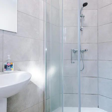 New Large 4 Bedroom House, Sleeps 9, Games Room, Free Parking, Ps4 Ferienhaus *