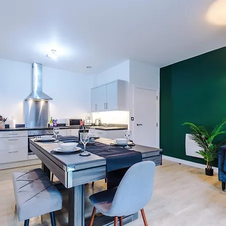 New, Luxe 2br, Manchester, Pool Table, Parking, Balcony, Ps4 * Manchester