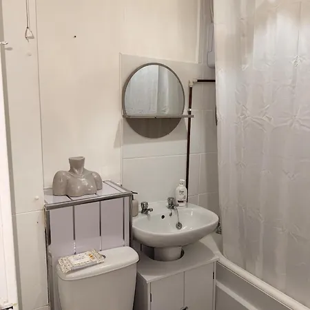 Manchester Apartment Near Old Trafford - Free Parking - Sleeps 4 *