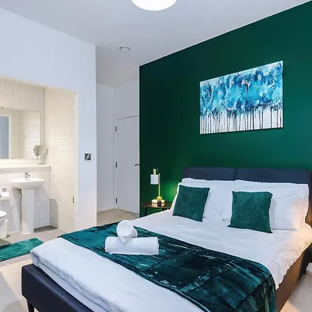 New, Luxe 2br, Manchester, Pool Table, Parking, Balcony, Ps4 * Manchester