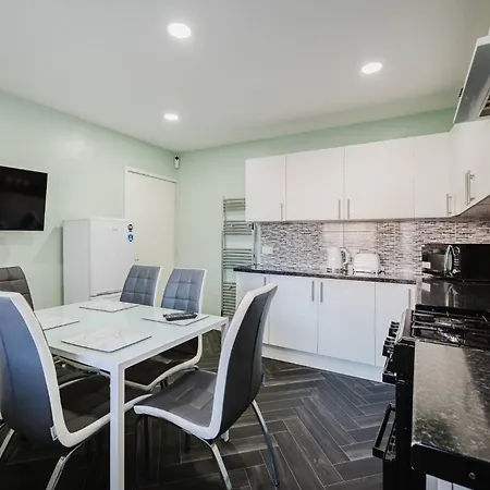 6-bed Holiday home Manchester