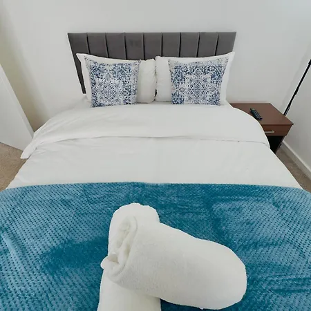 Stylish 4 Bedroom House Sleep Up To 7 - Free Parking