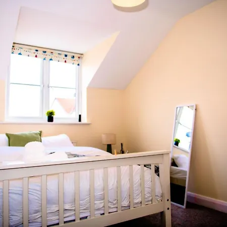 Vakantiehuis House - Sleeps 7 - Parking - 10min Drive To Centre